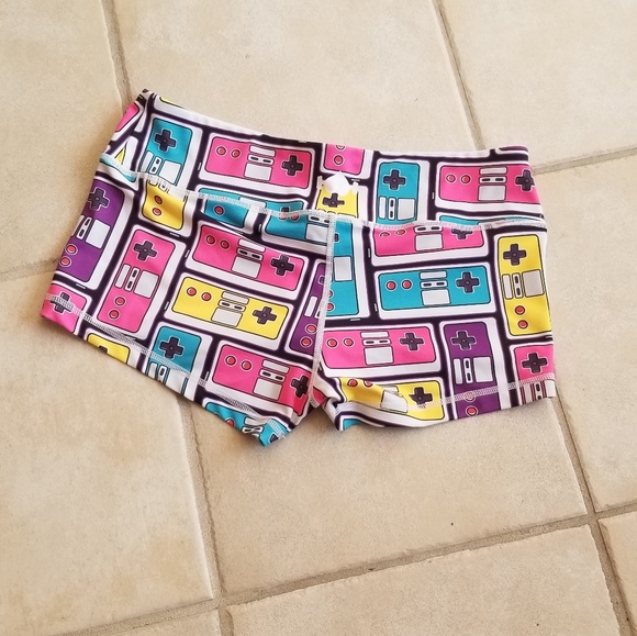 Control Fleek Shorts - Picture 4 of 5